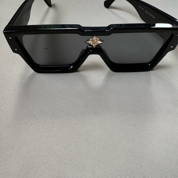 Sunglasses - Picture 4 of 9